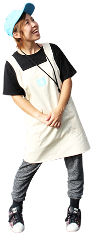 画像：見上げる店員さん